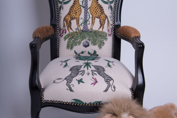 Voltaire-Enfant-peluche-girafes-zèbre-savane-Madeleine-M-tapissier-fauteuil-2